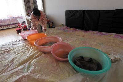 吉首楼上漏水，住户失联，小区没物管，业主维权难！律师来支招……